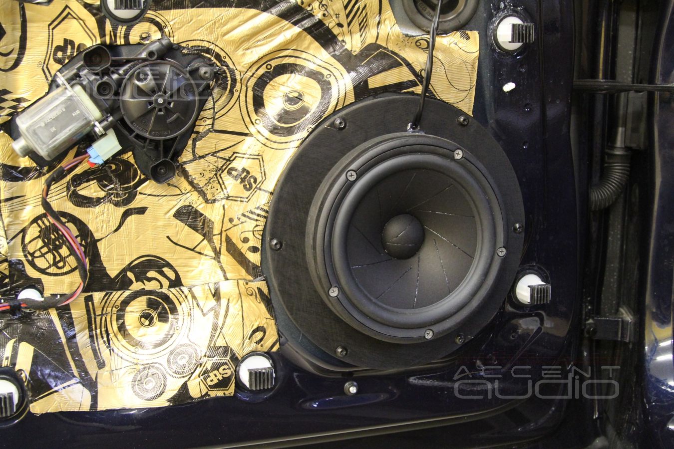 Новая акустика в Porshe Macan - 18 см мидбасы ScanSpeak Revelator в дверях
