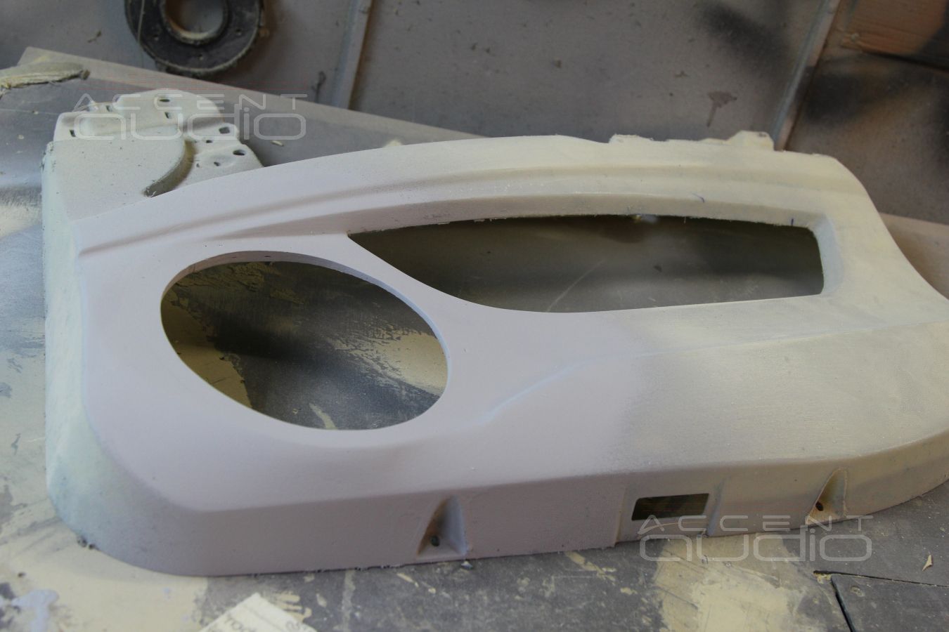 Процесс установки динамиков в двери BMW X5