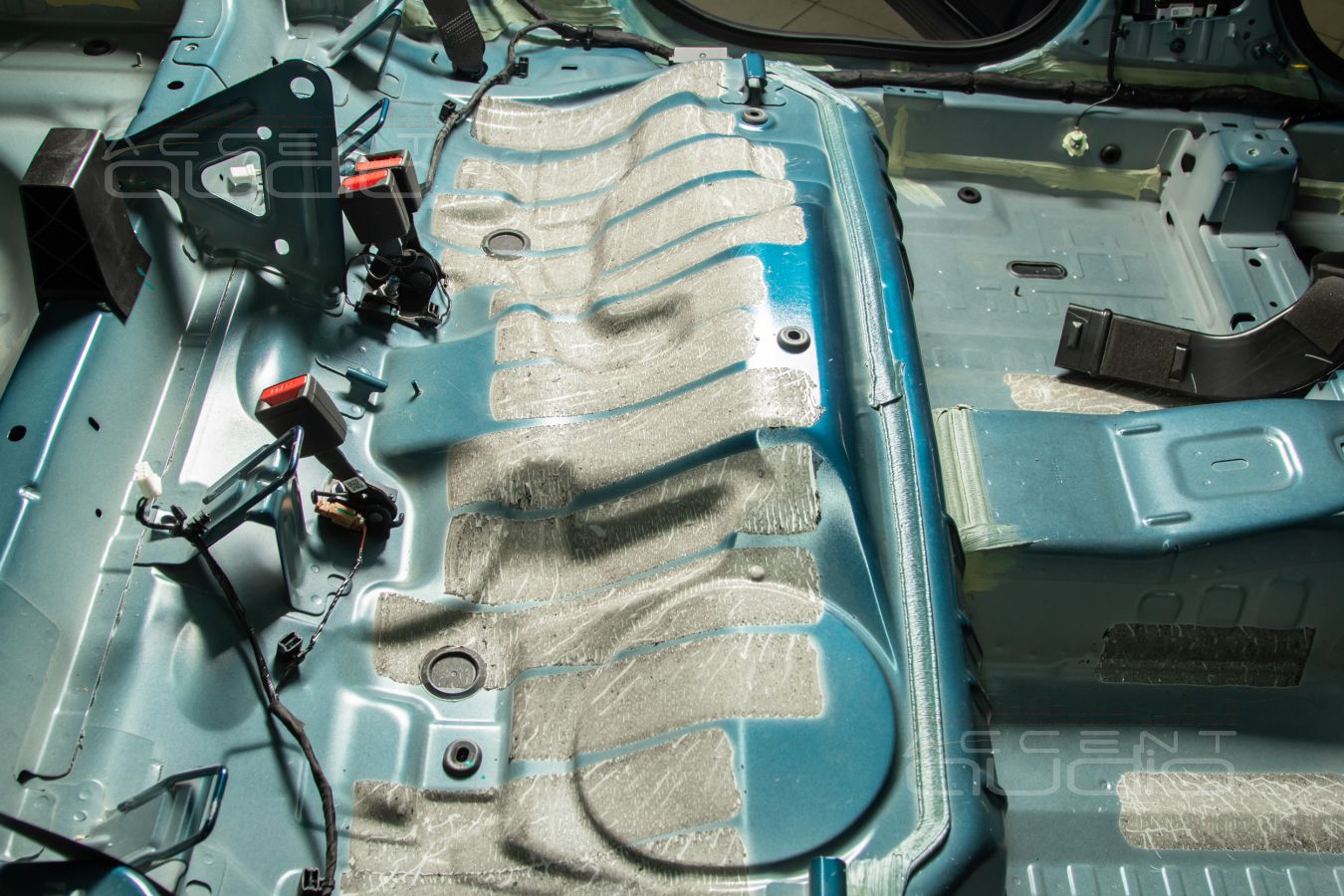 Шумоизоляция Geely Monjaro: первый слой - самый важный !