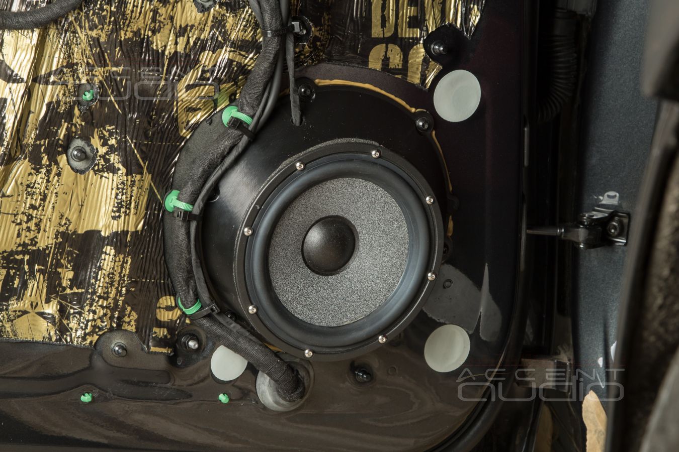 Установка мидбасовых Brax GL6 и аудиоподготовка дверей Porsche Panamera