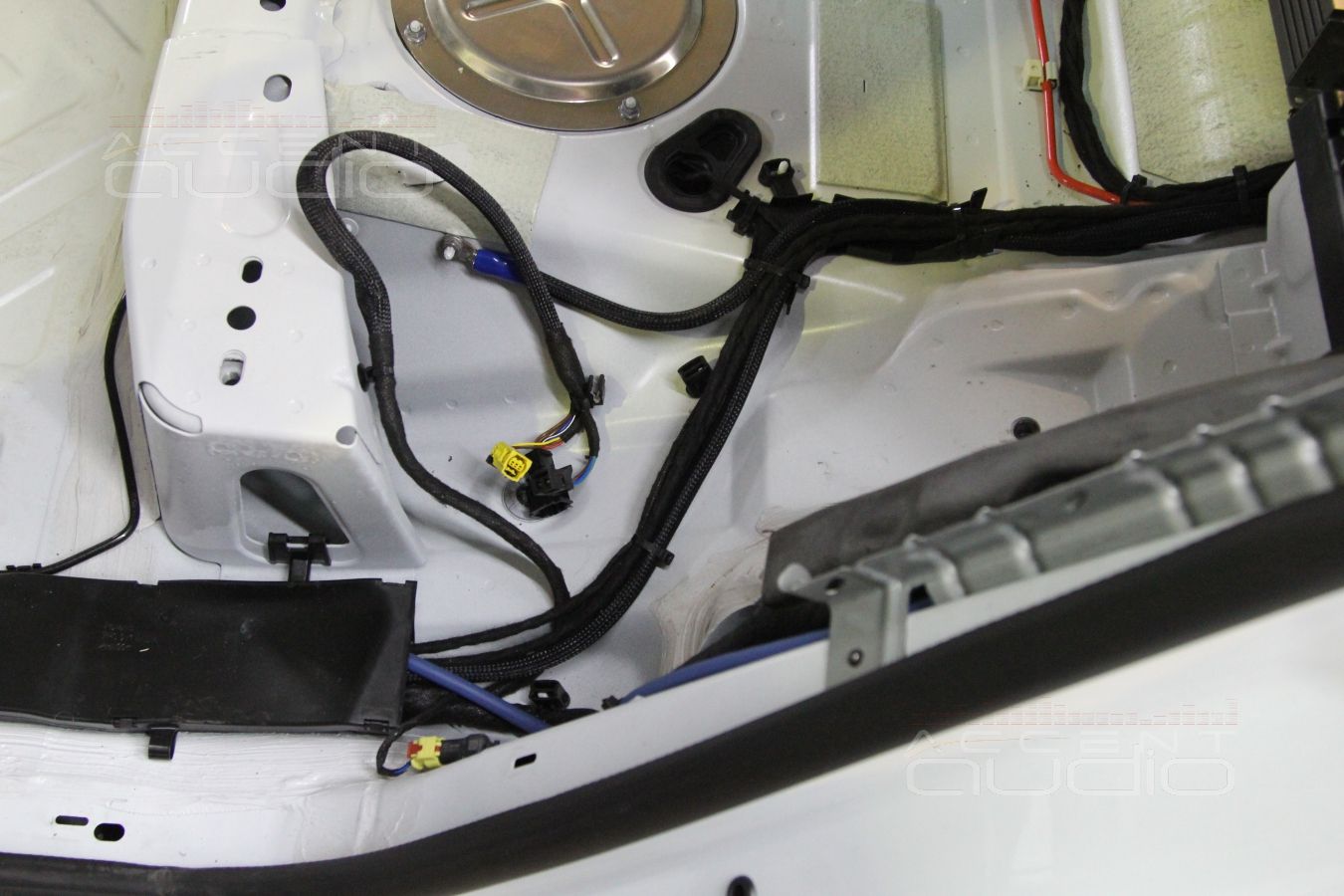 Установка сабвуферного усилителя в Volkswagen Touareg NF