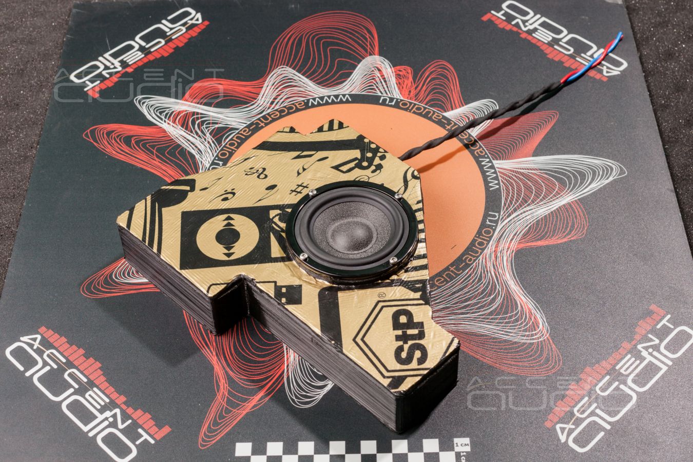 Комплект из двух подиумов для установки среднечастотных излучателей в LR Velar 20XX-20XX.