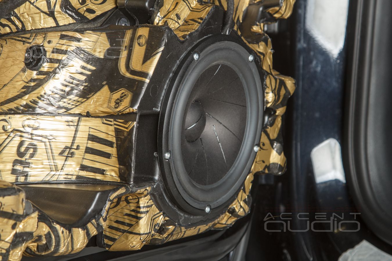 Выбор и установка новых мидбасовых динамиков в фазоинверторные ящики Audi SQ7