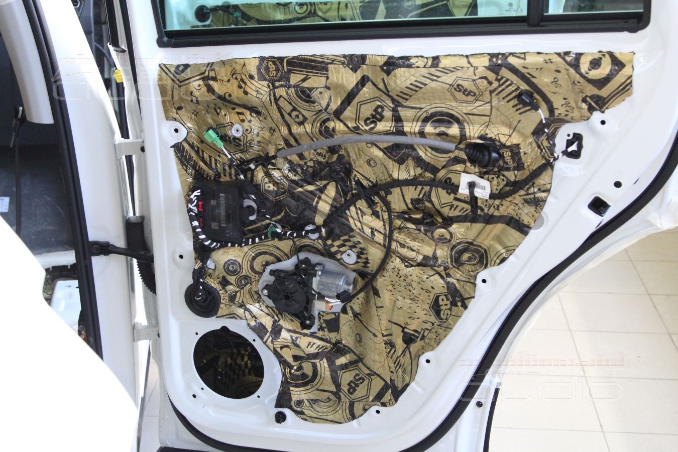 Шумоизоляция Volkswagen Tiguan 2017: аудиоподготовка дверей