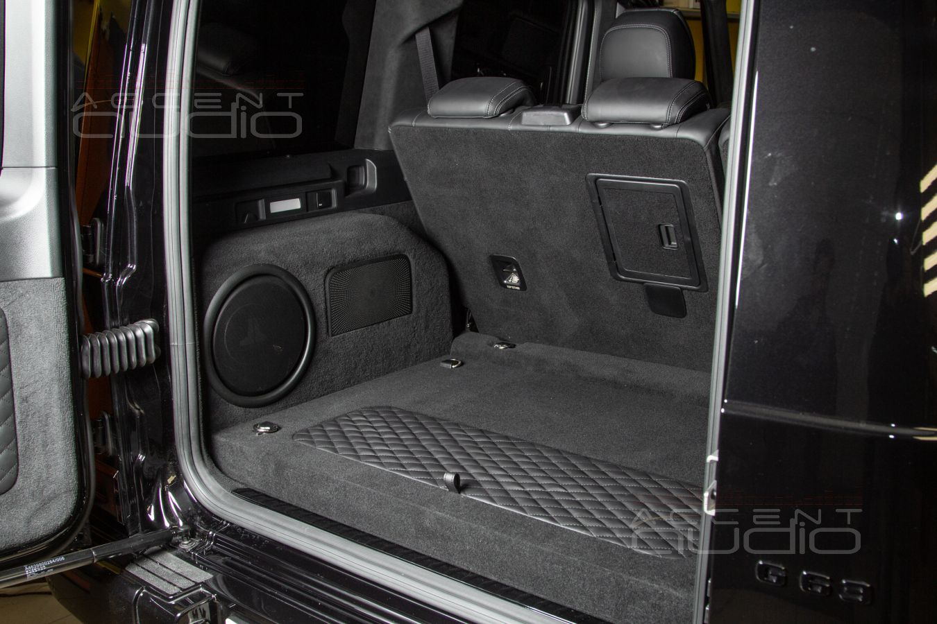 Не подделка, а настоящий встроенный сабвуфер JLAudio для Gelandewagen