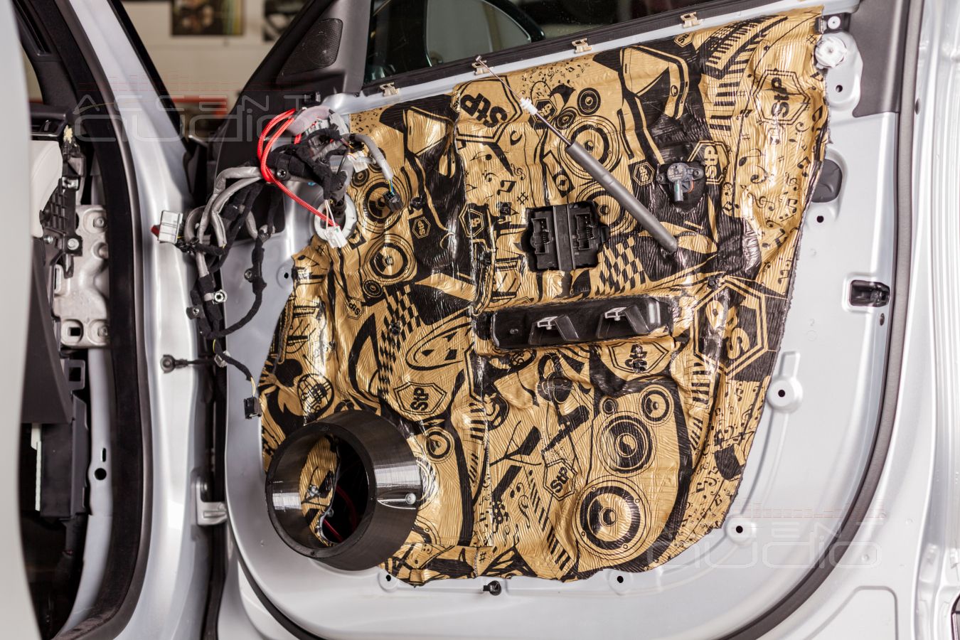 Аудиоподготовка Range Rover Velar, установка мидбасов Focal и великолепный пластик обшивок