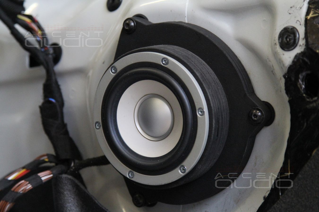 Установка среднечастотных излучателей в BMW X5