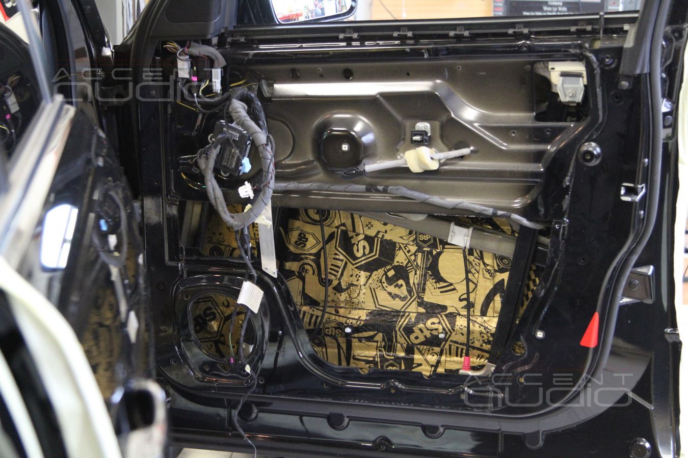 Аудиоподготовка дверей Range Rover Vogue