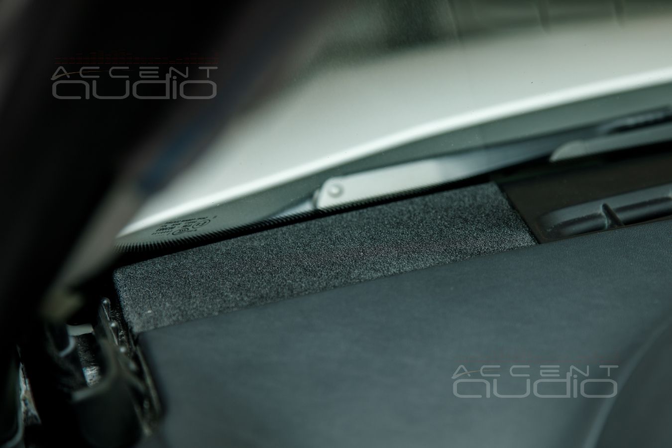 Сложное решение важной задачи: установка среднечастотных динамиков Brax в Porsche Cayenne