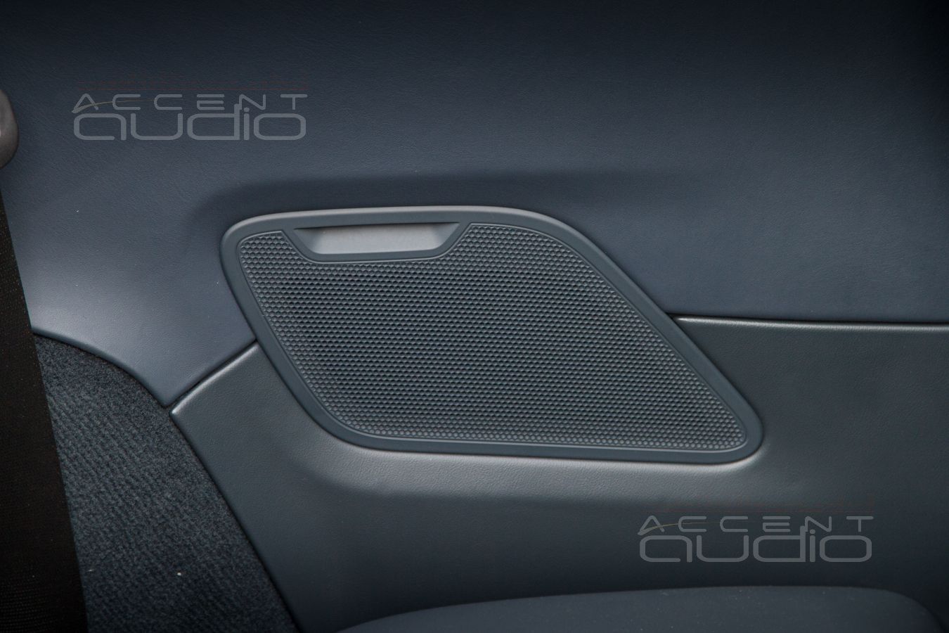 Тыловая акустика Helix Ci3 K100.2FM-S3 в Porsche 911