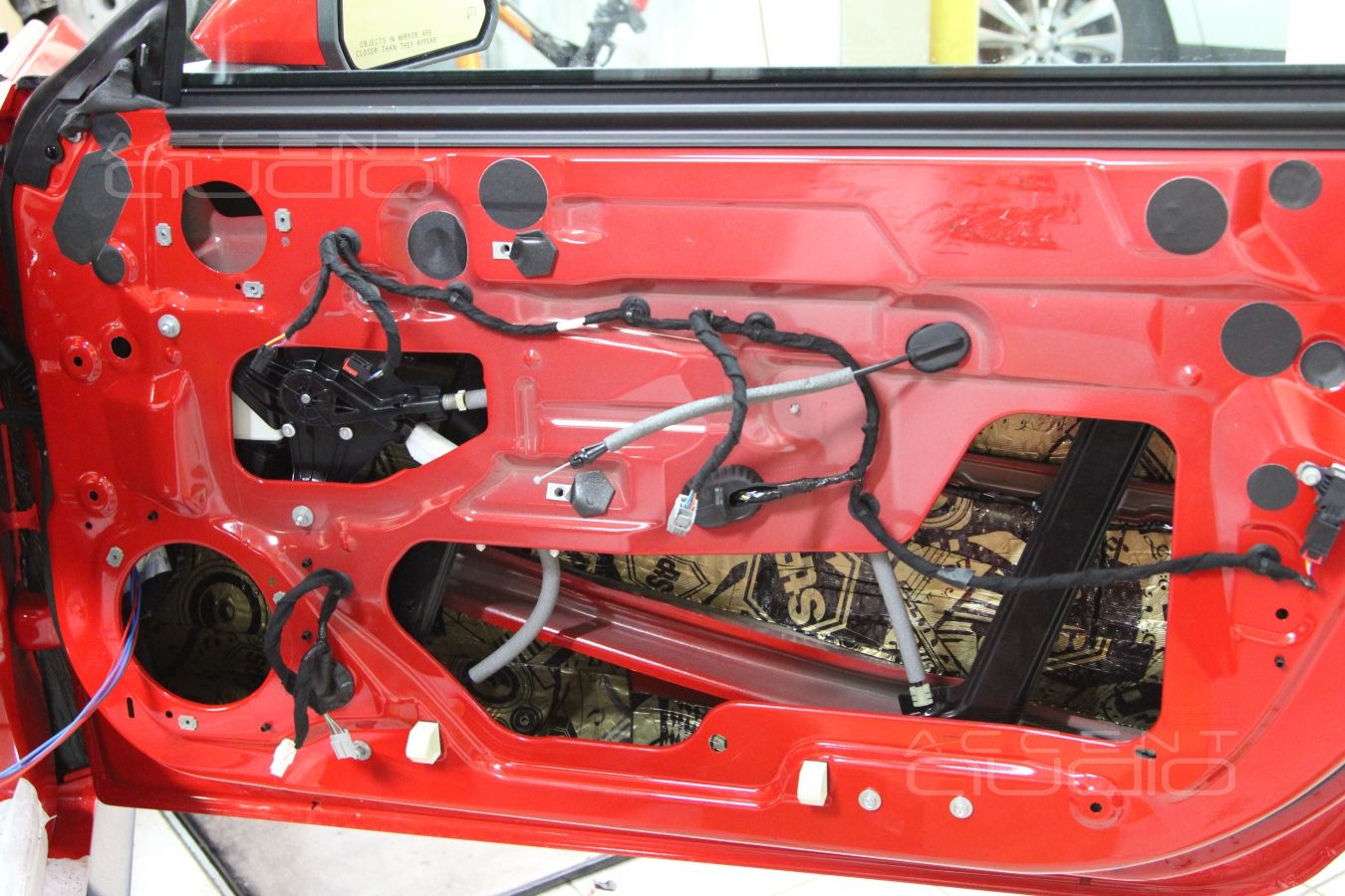 Процесс установки новой акустической системы Ford Mustang