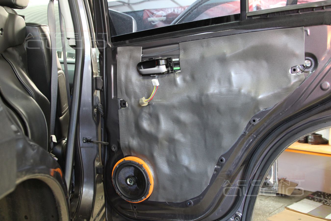 Шумоизоляция дверей и установка акустики в Suzuki Grand Vitara