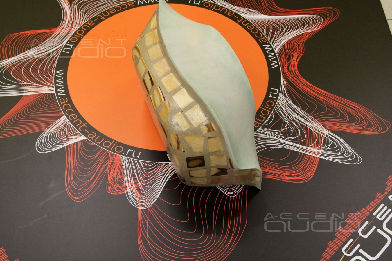 Да, сабвуфер, как всегда, из фанеры. 