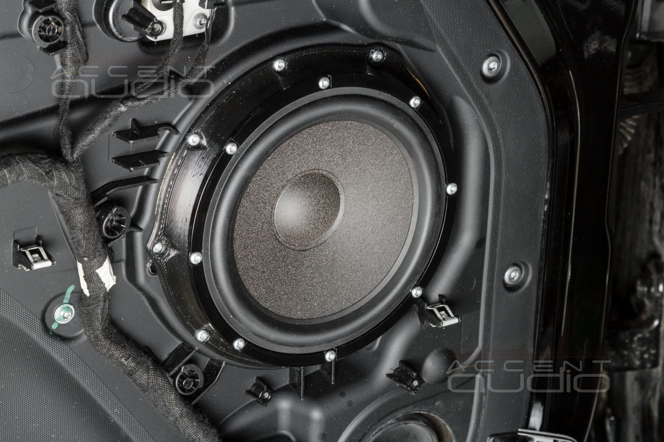 Аудиоподготовка дверей и установка мидбасовых динамиков Brax ML6D в LandRover Defender