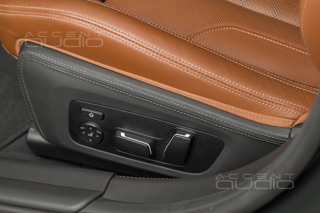То, что есть только в Bentley: стойки, пороги низ сидений – натуральная кожа!