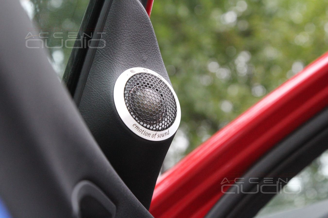 Для живого, точного и роскошного звука – подиумы под твитеры E.O.S ET-280 в BMW 118i