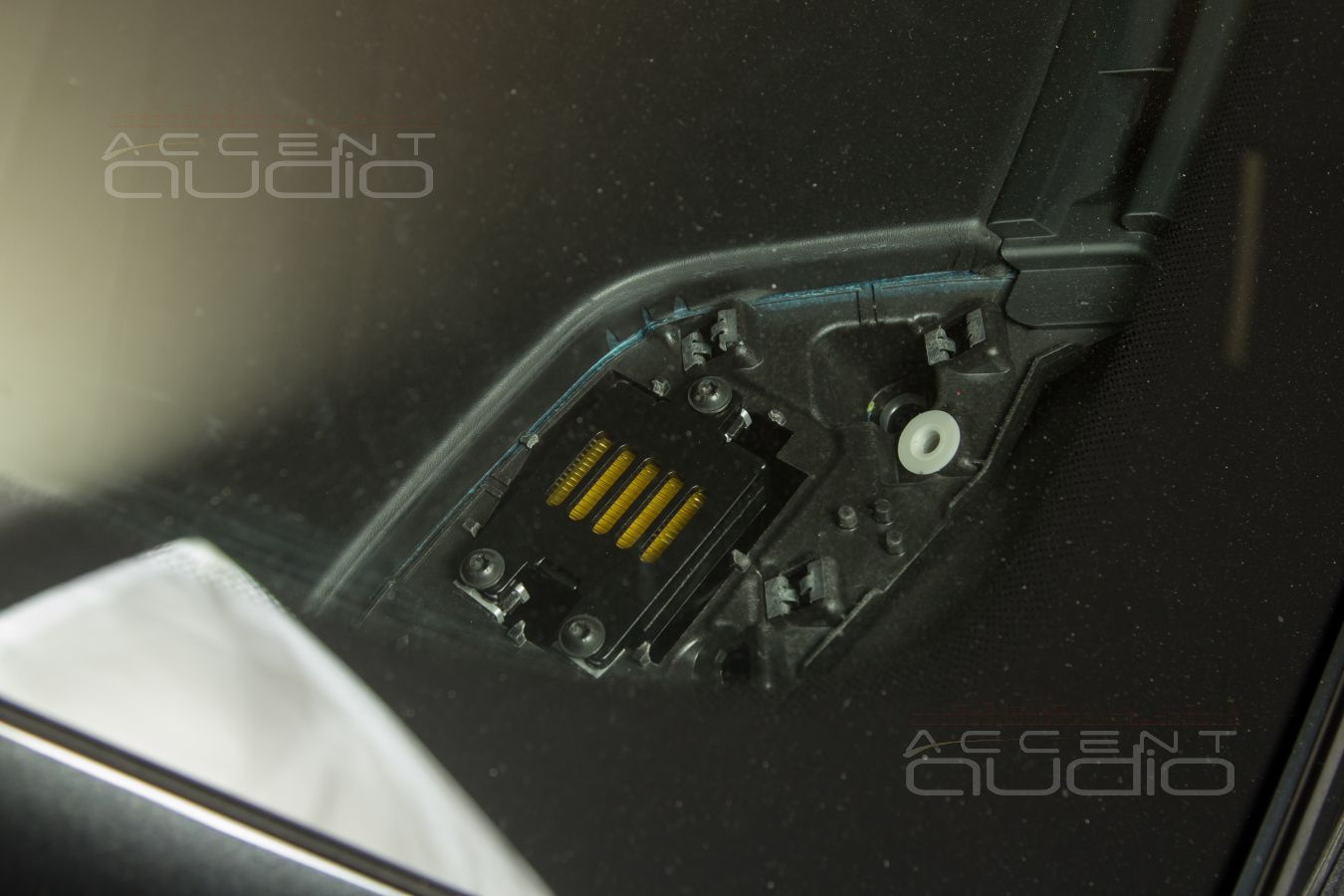 Полная средняя полоса для слушателя: установка среднечастотных Brax ML3 в Porsche Taycan