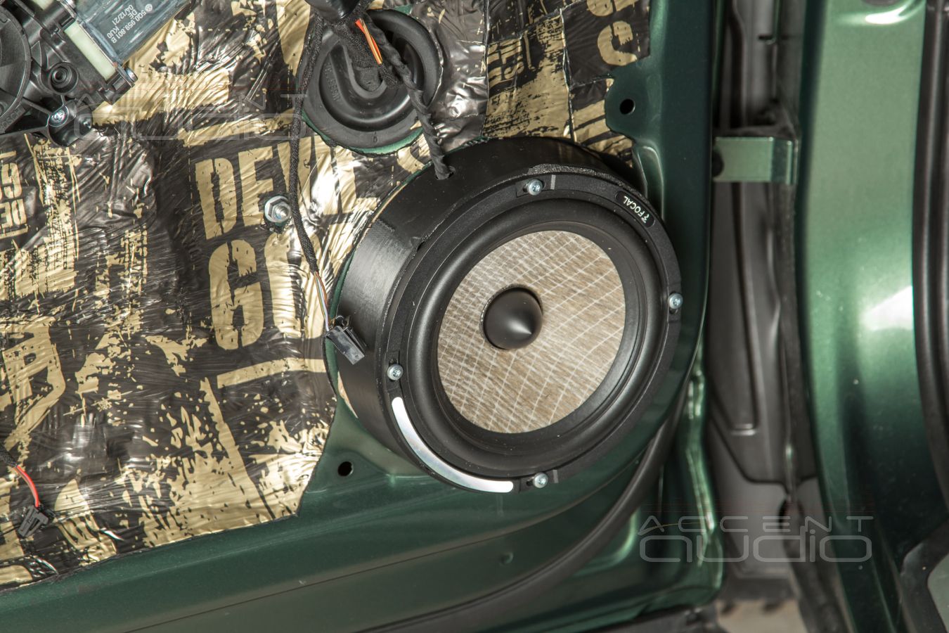 Обычная установка новых динамиков в двери Skoda Kodiaq – аудиоподготовка