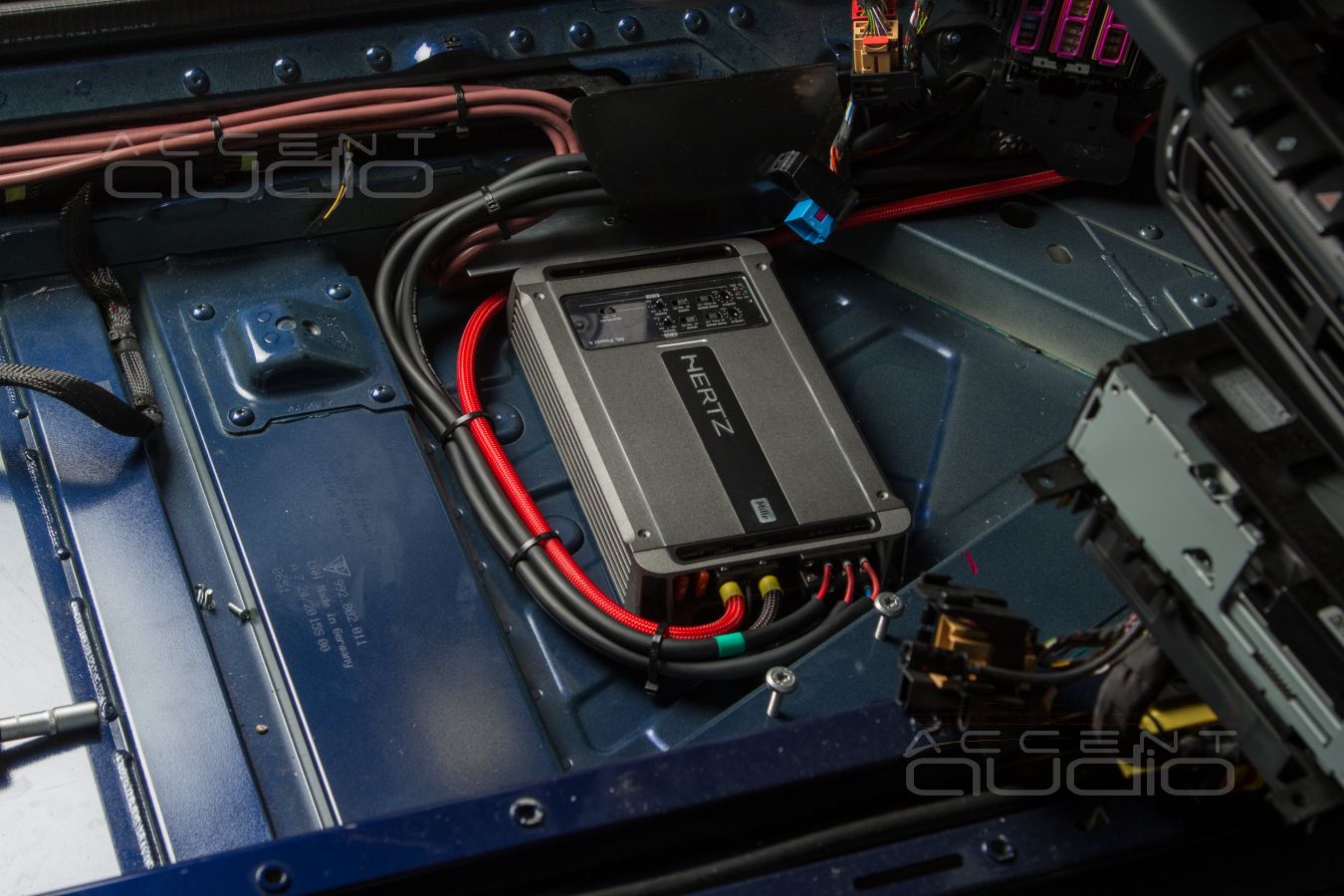 Штатный, заводской монтаж новых усилителей Helix в Porsche Carrera 911 S