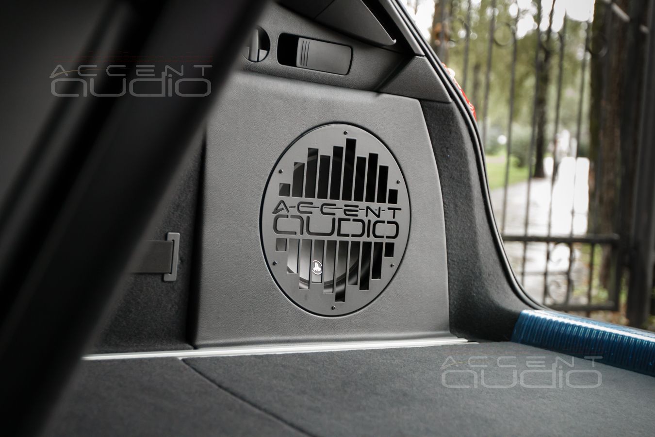 Полная интеграция и стильная встройка: сабвуфер-стелс для Audi A4 Avant 2021