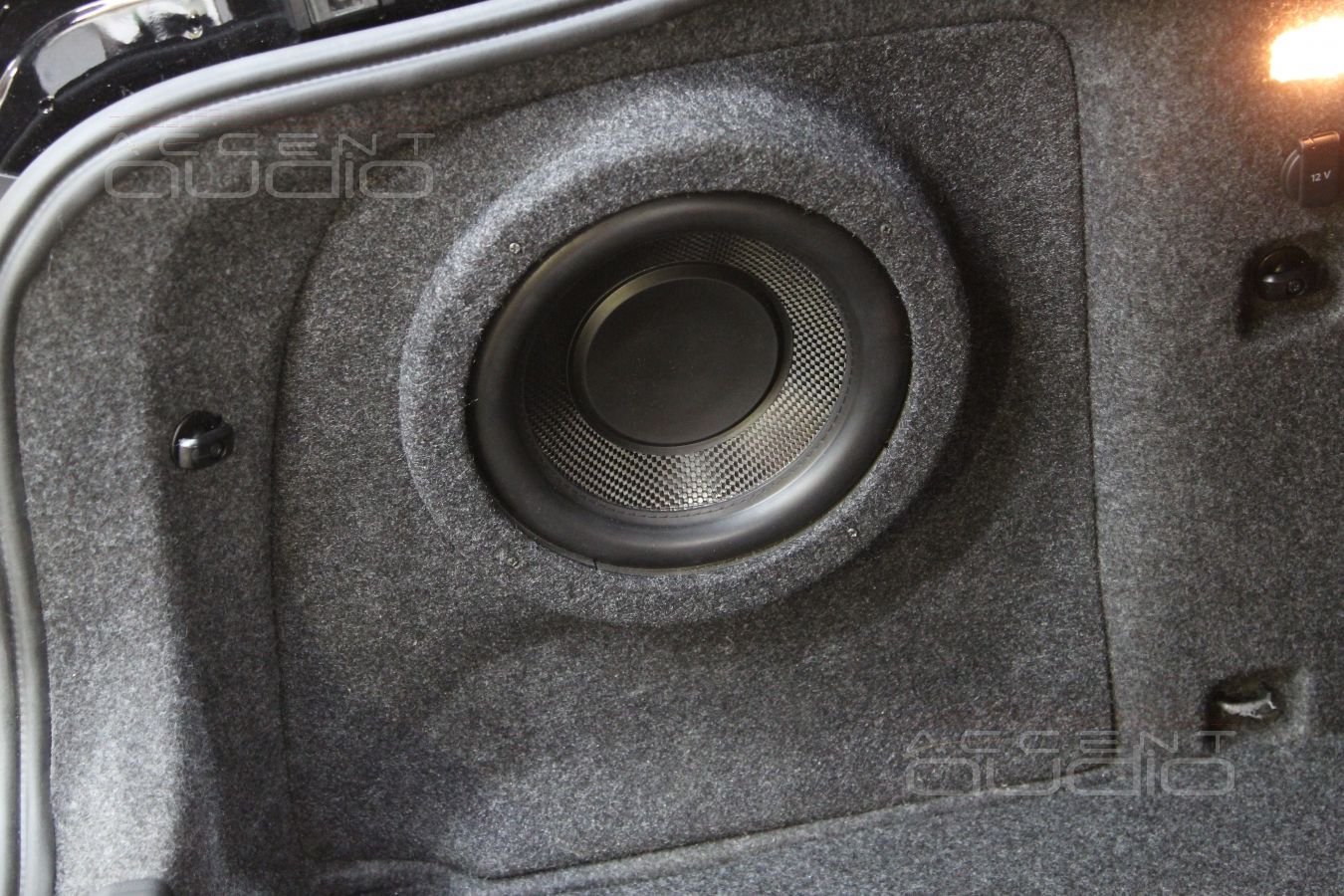 Сабвуфер стелс в левом крыле Skoda Octavia 3