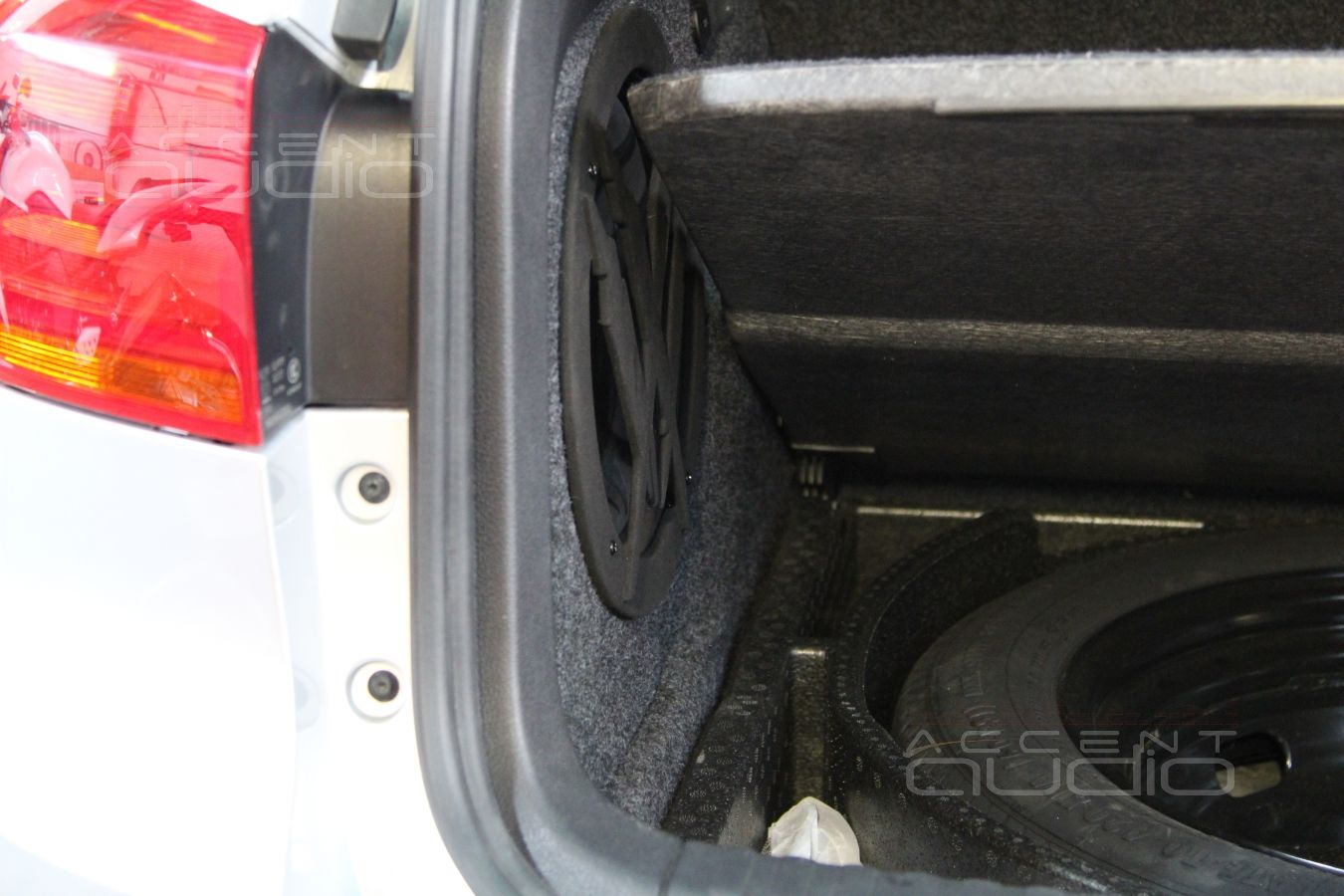 Встроенный сабвуфер в крыло Vollkswagen Tiguan: вариации