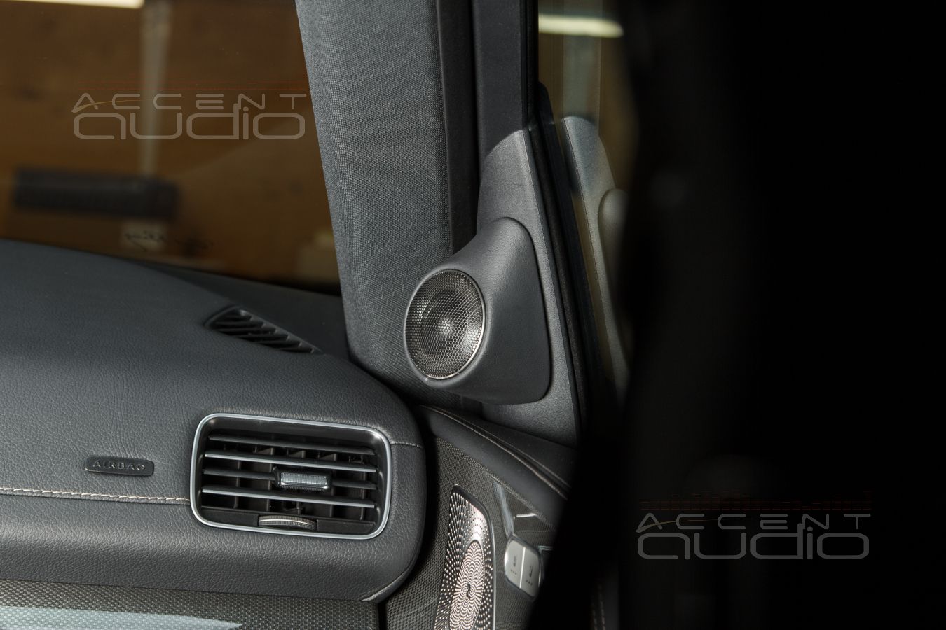 Комплект из двух подиумов для установки высокочастотных излучателей в MB GLE53 AMG 2019-2023.