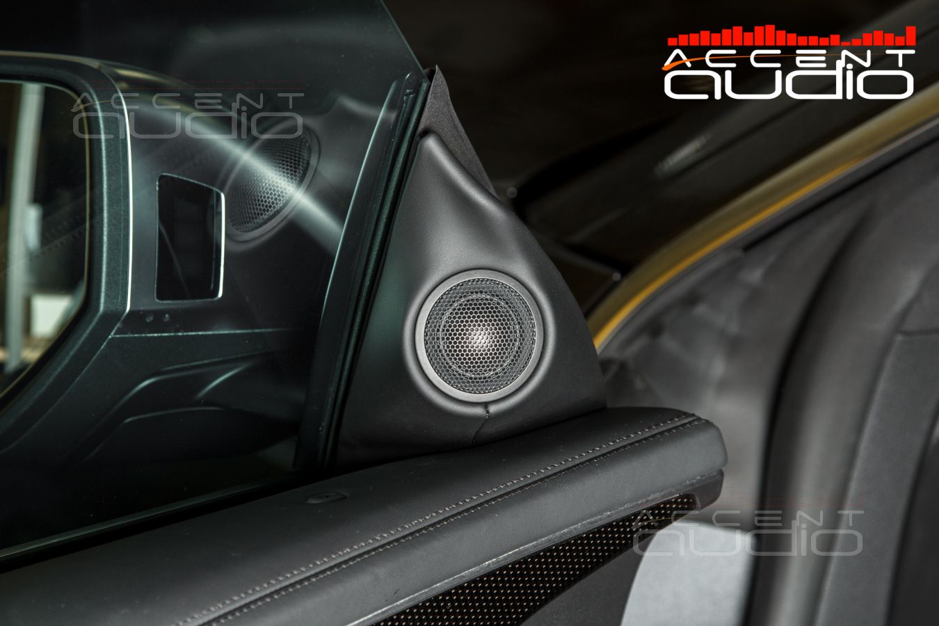 Комплект из двух подиумов для установки высокочастотных излучателей в Audi Q8 2018-2024.