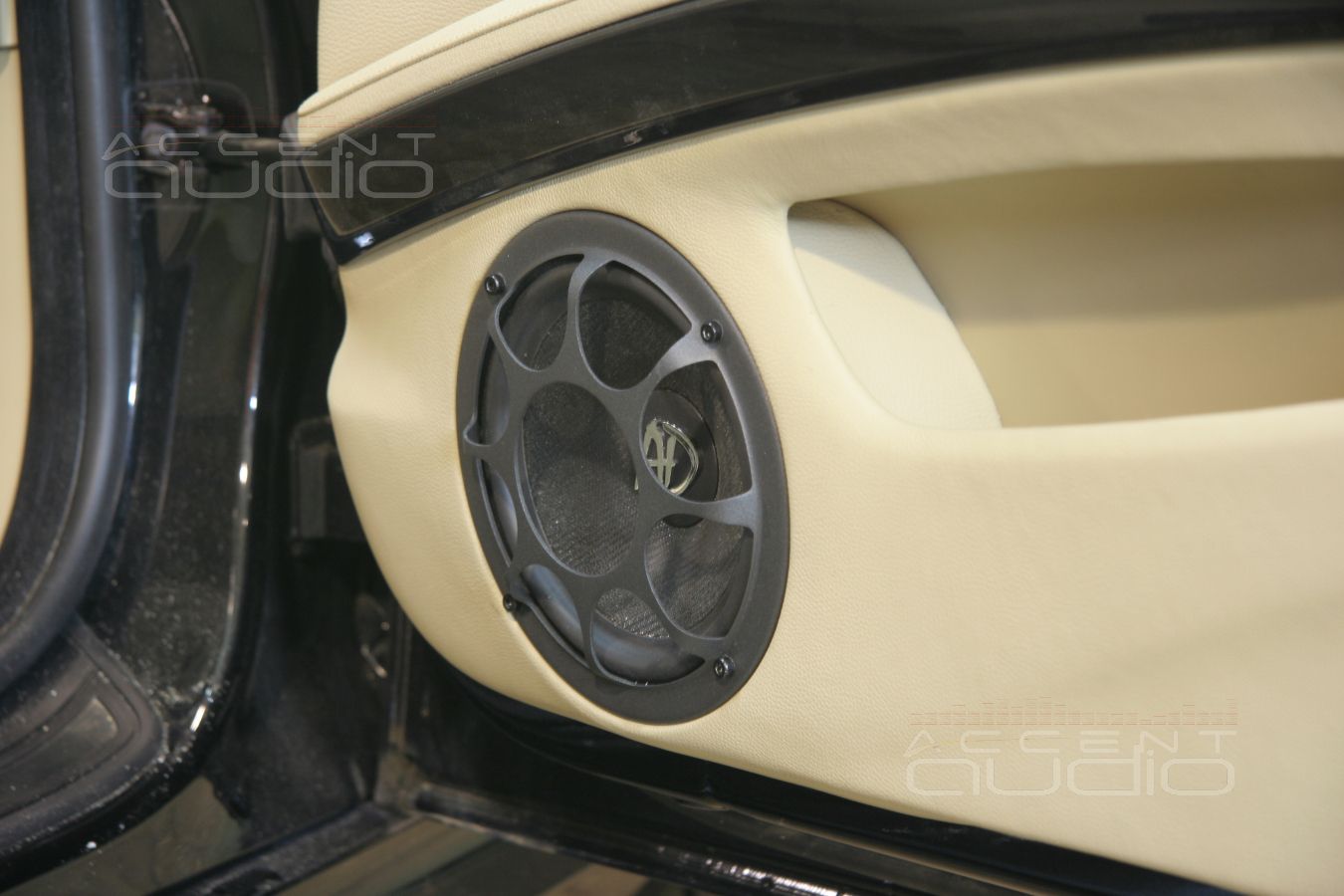 Новый дизайн обшивок и новый мидбас на новом месте