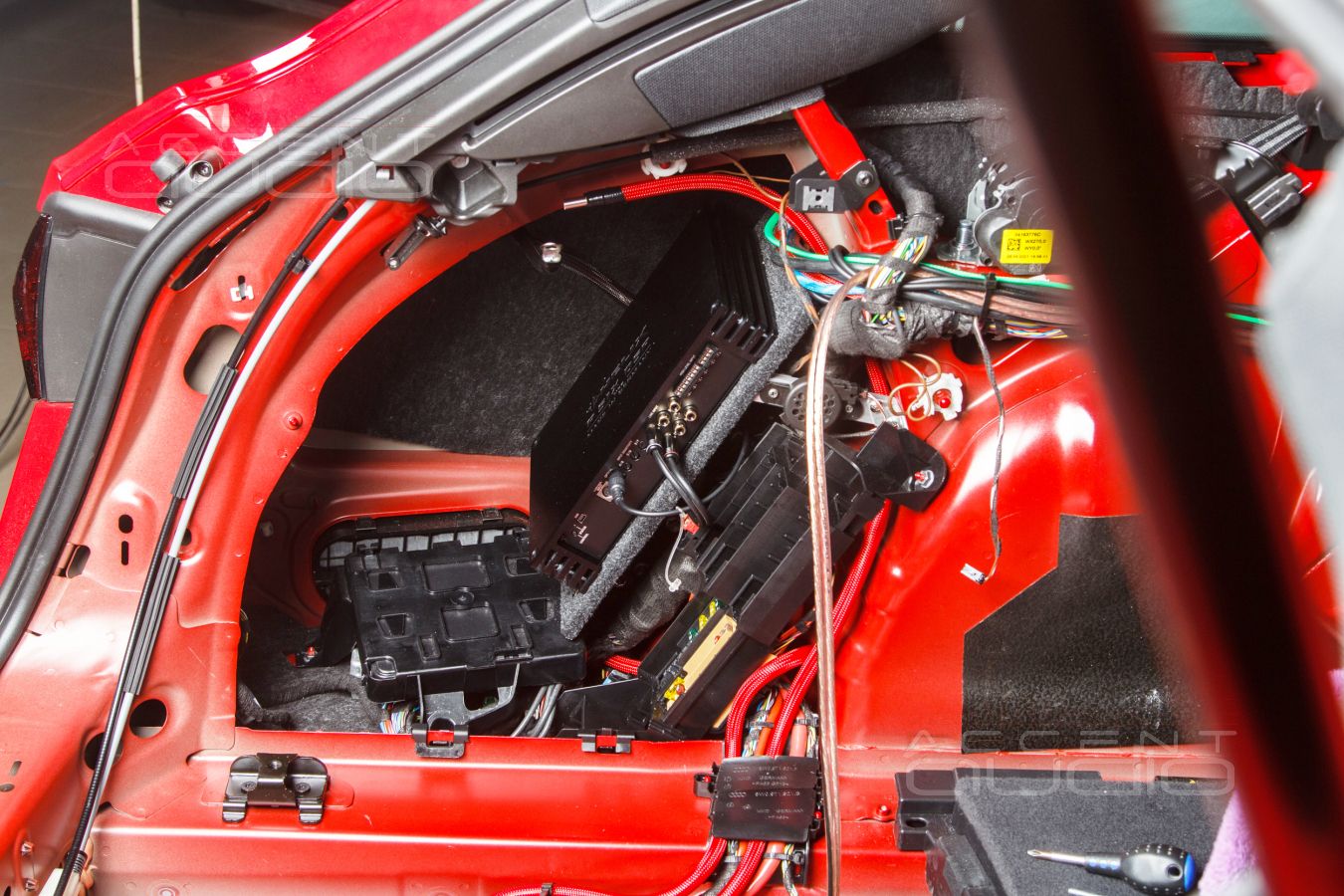 Скрытый монтаж усилителей Helix в Audi A4 Avant 2021