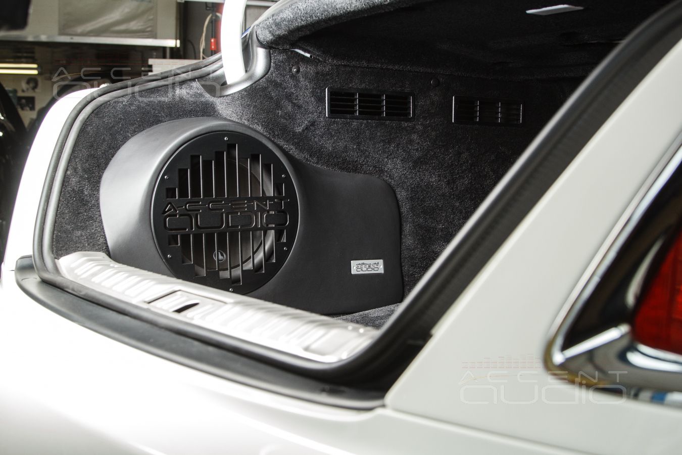 Интеграция баса: серьёзный сабвуфер в Rolls Royce Wraith