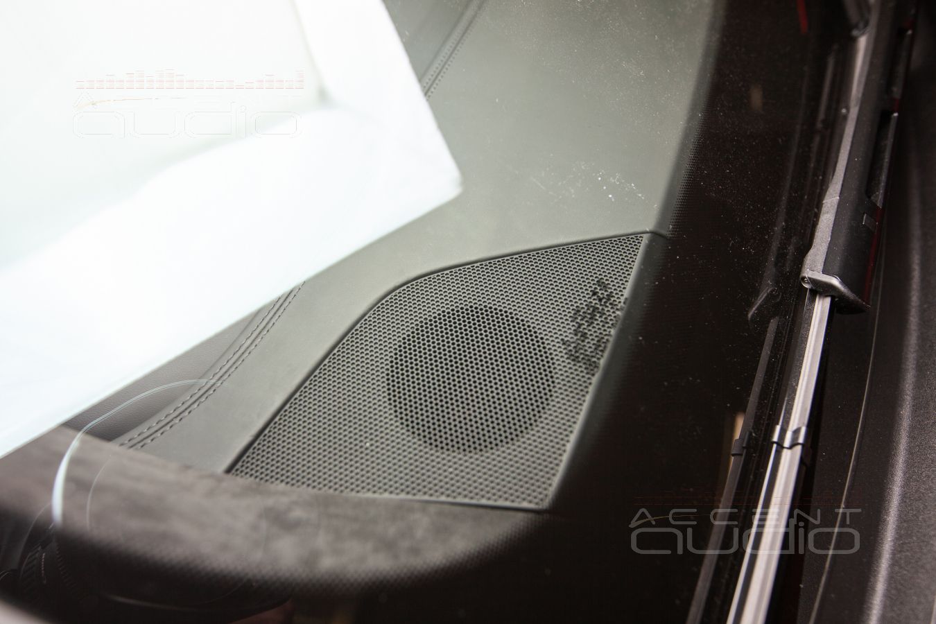 Установка новых среднечастотных динамиков в Audi Q8 – очень важно !