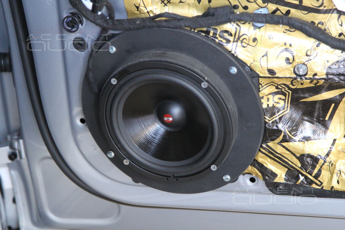 Фронтальная акустика в A6 2013-го.