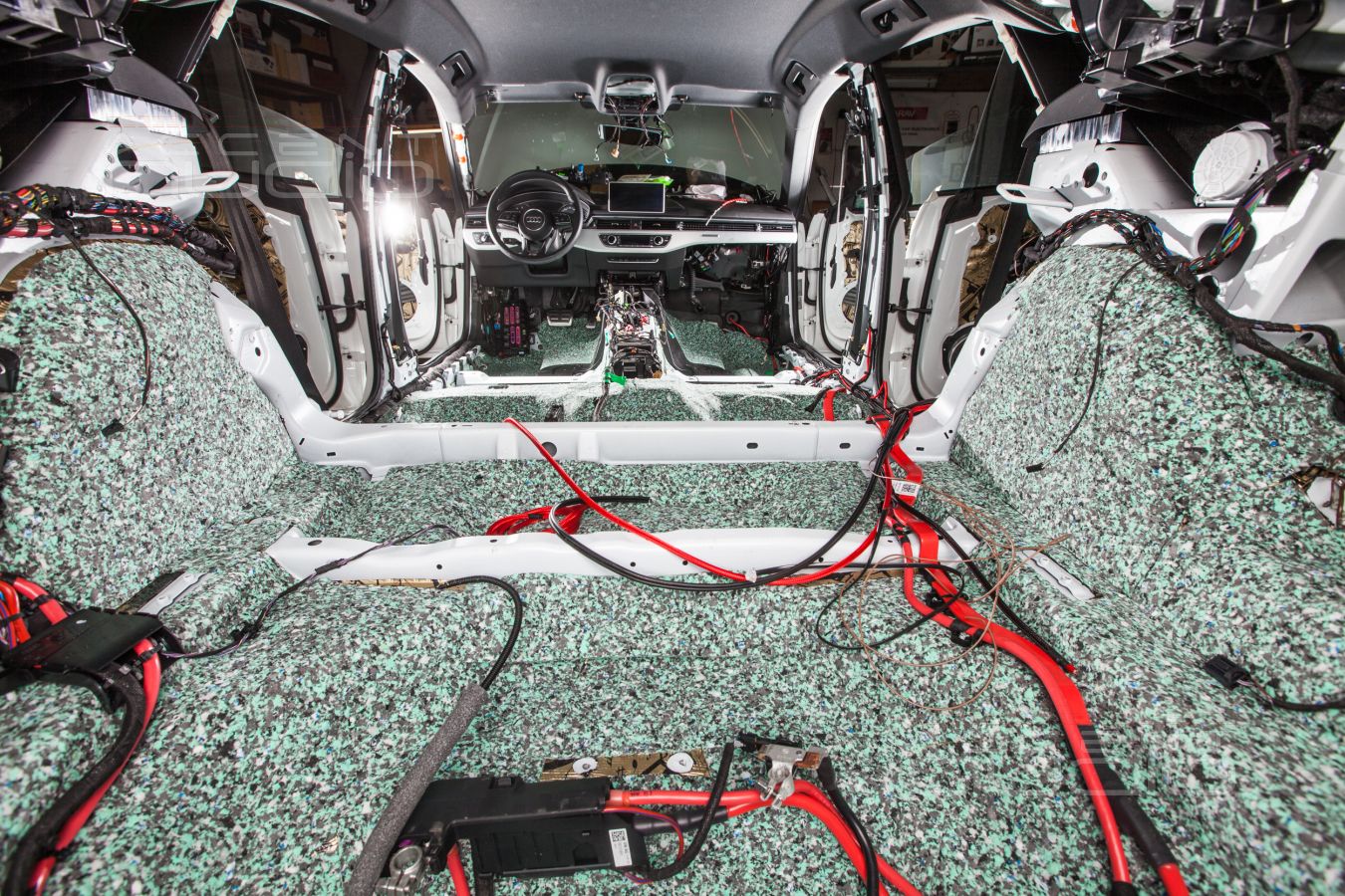 Шумоизоляция Audi A5 – просто фото процесса