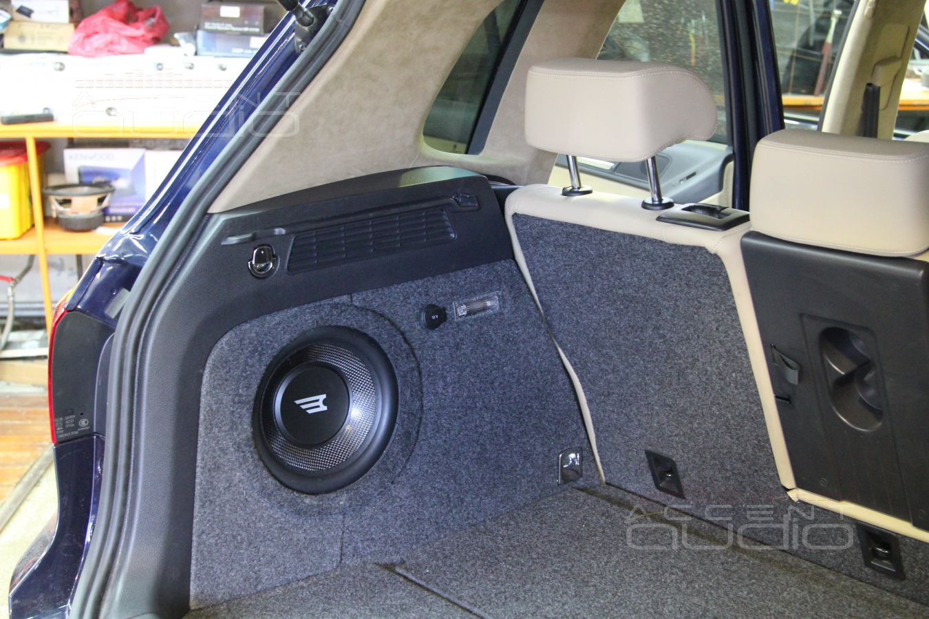 Сабвуфер стелс в Volkswagen Tiguan