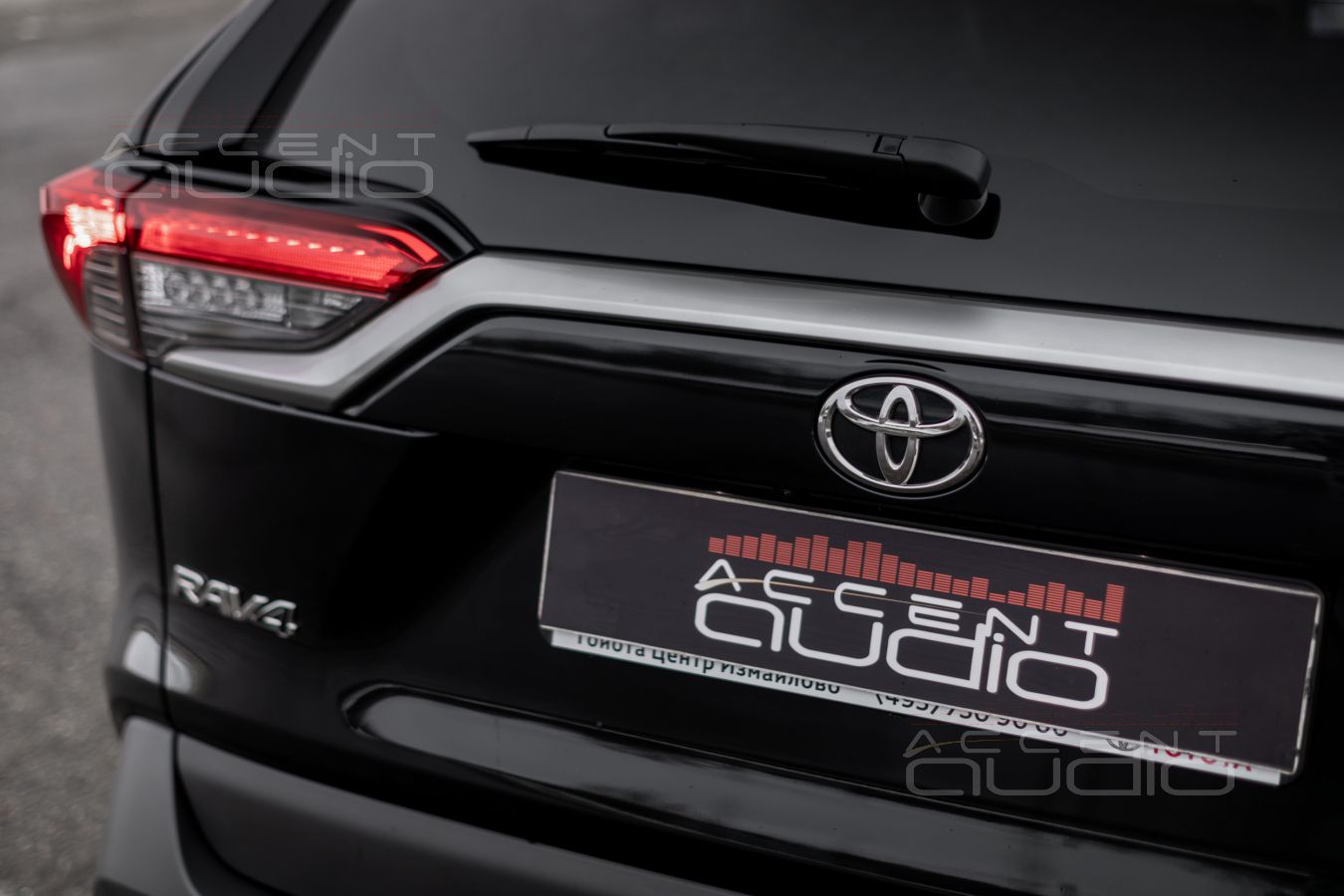 Установка усилителей Helix и Alpine в Toyota RAV4