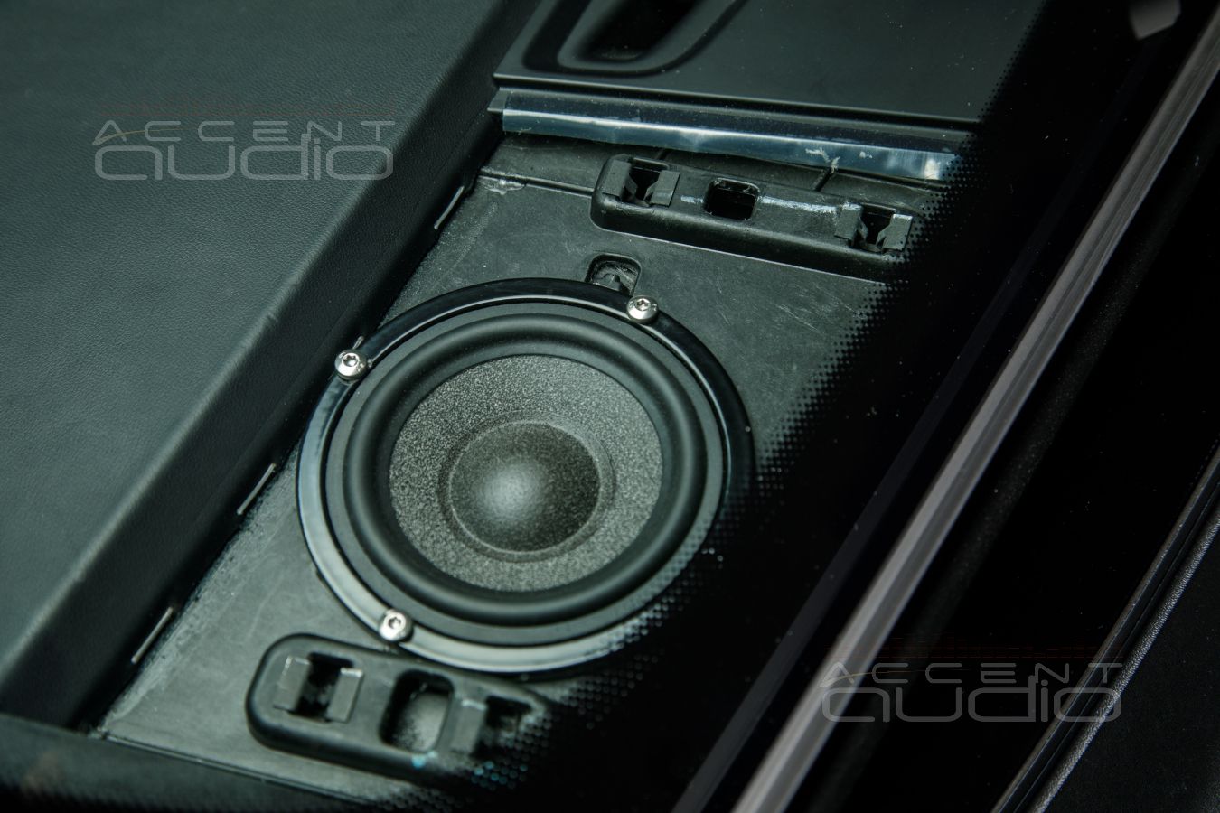 Сложное решение важной задачи: установка среднечастотных динамиков Brax в Porsche Cayenne