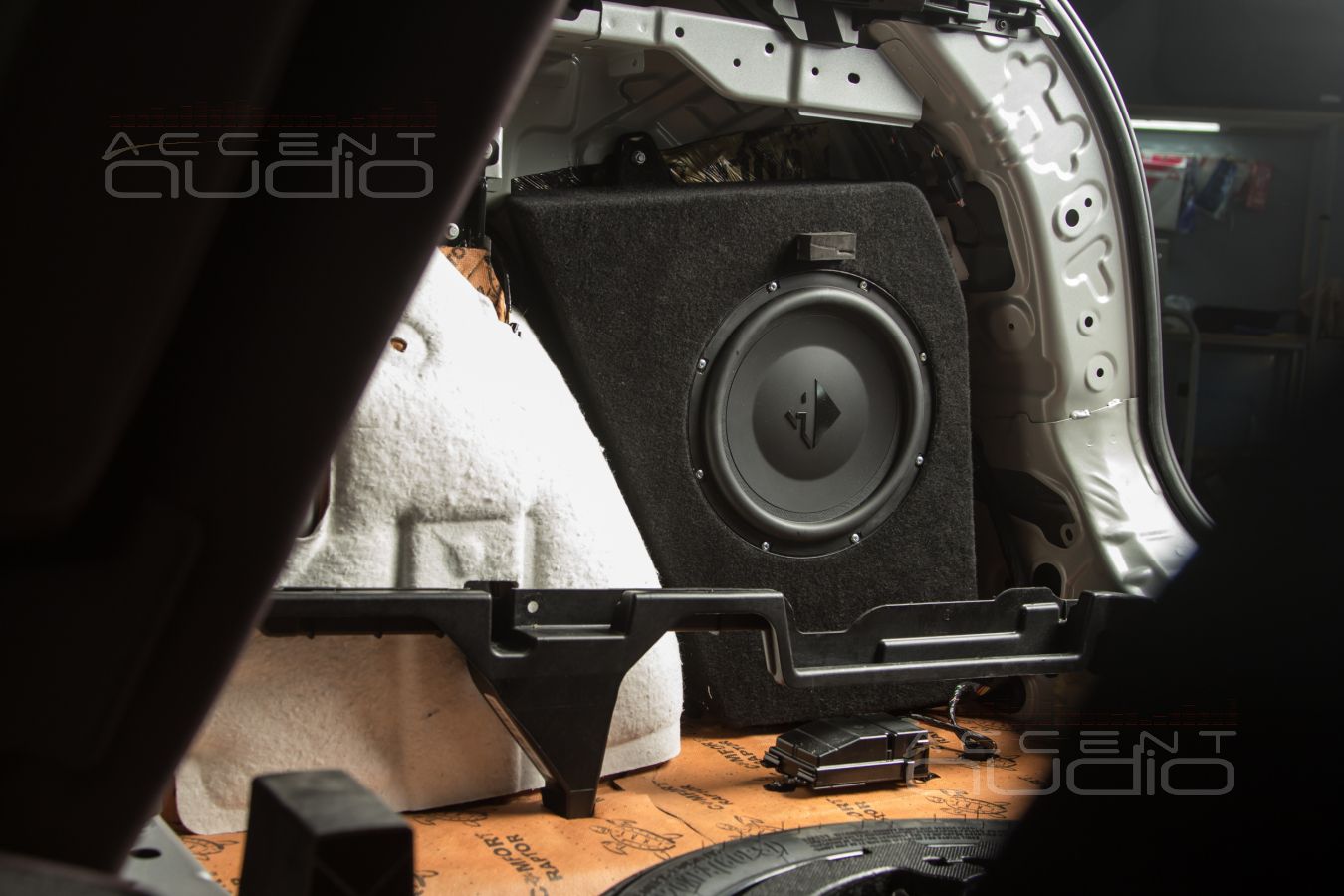 Новый сабвуфер с корпусом, который полностью прячется за обшивкой Monjaro