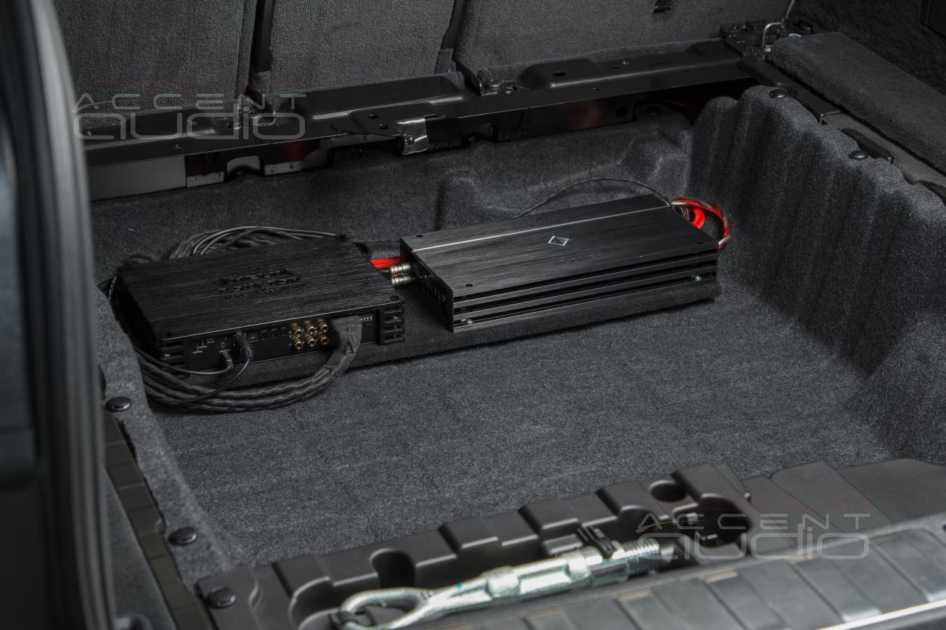 Усилители Helix PSix и MOneX в новом BMW X6 – удобный монтаж