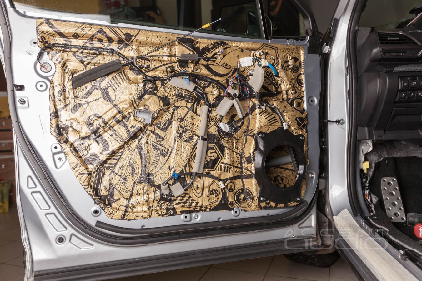 Аудиоподготовка дверей и установка мидбасов Brax ML6P