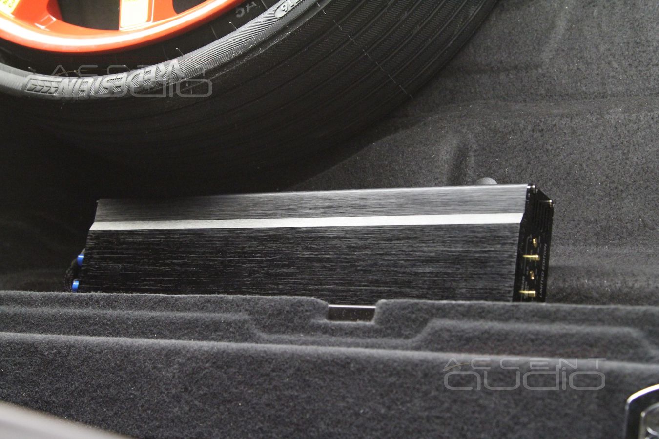 Установка усилителей в Porshe Macan