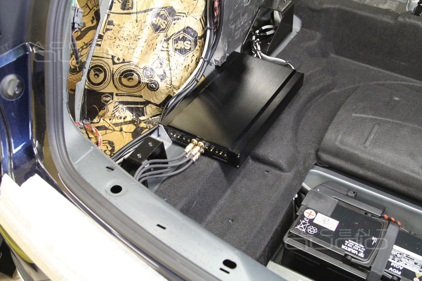 Установка усилителей в Porshe Macan