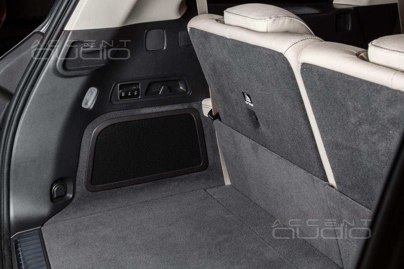 Немецкий сабвуфер Dego в штатном исполнении для Mercedes-Benz GLS 2020