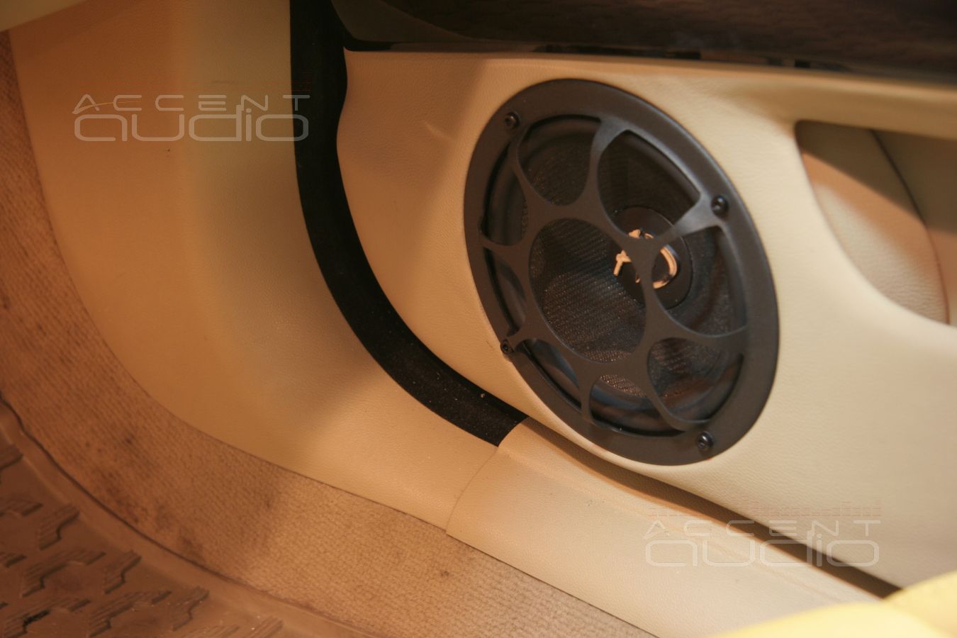 Новый дизайн обшивок и новый мидбас на новом месте