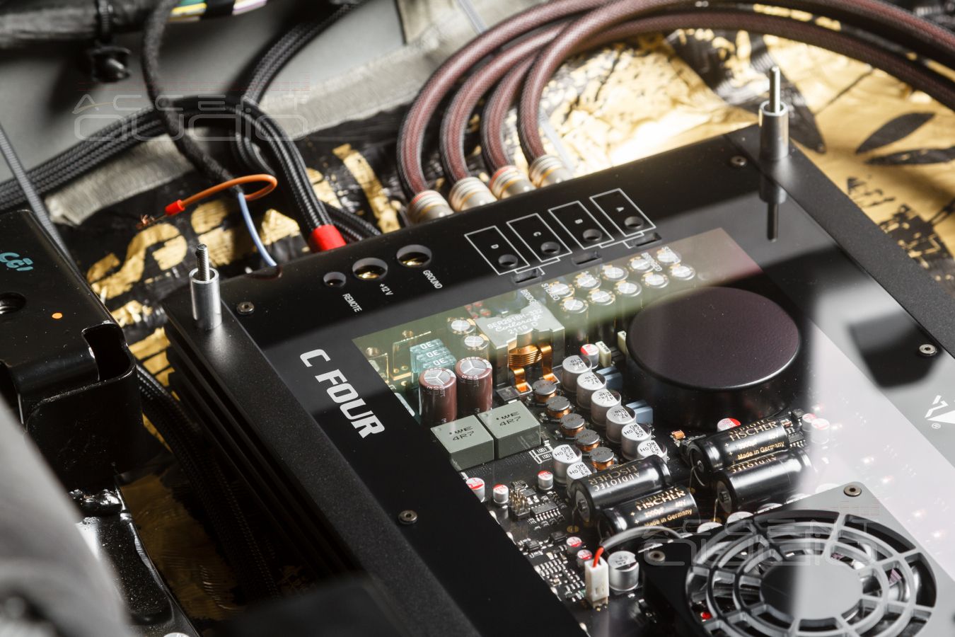 Скрытый монтаж лучших немецких усилителей и аудиопроцессора Helix в LandRover Defender