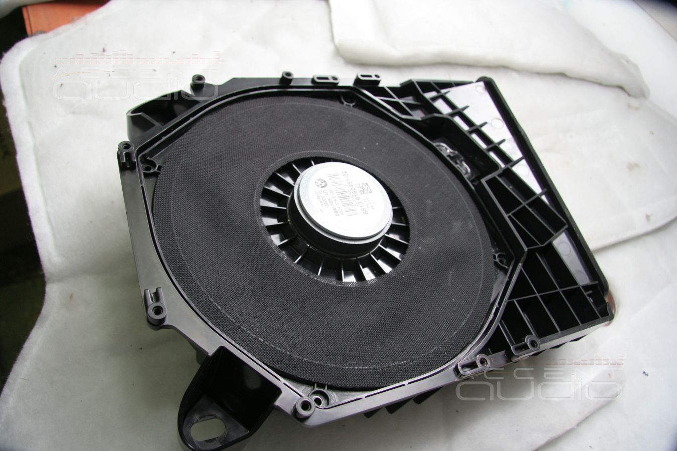 Ненапольные мидбасы Eton в штатных местах BMW X1