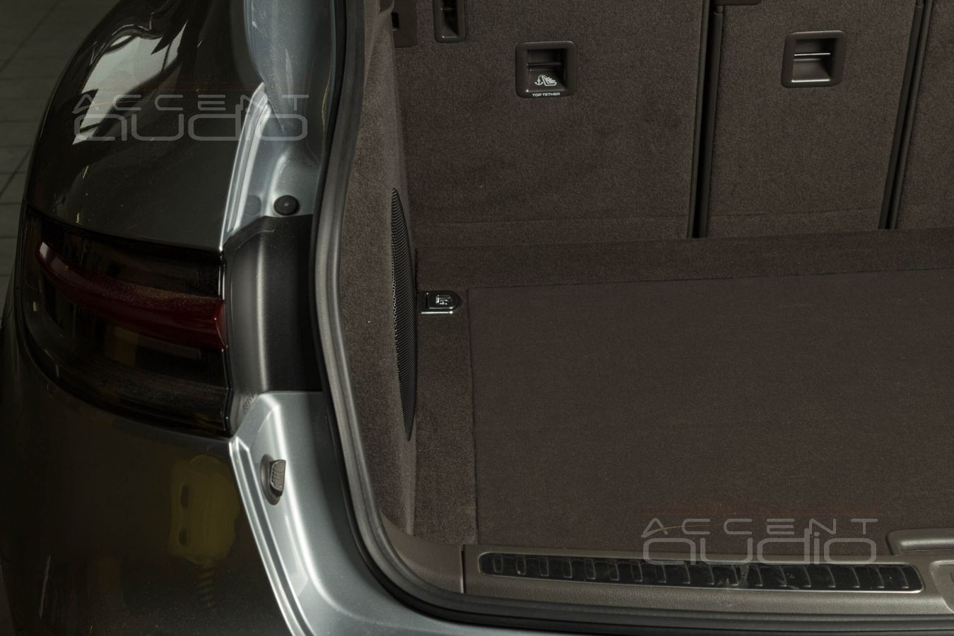 Классический корпус сабвуфера Dego для Macan в новом стиле