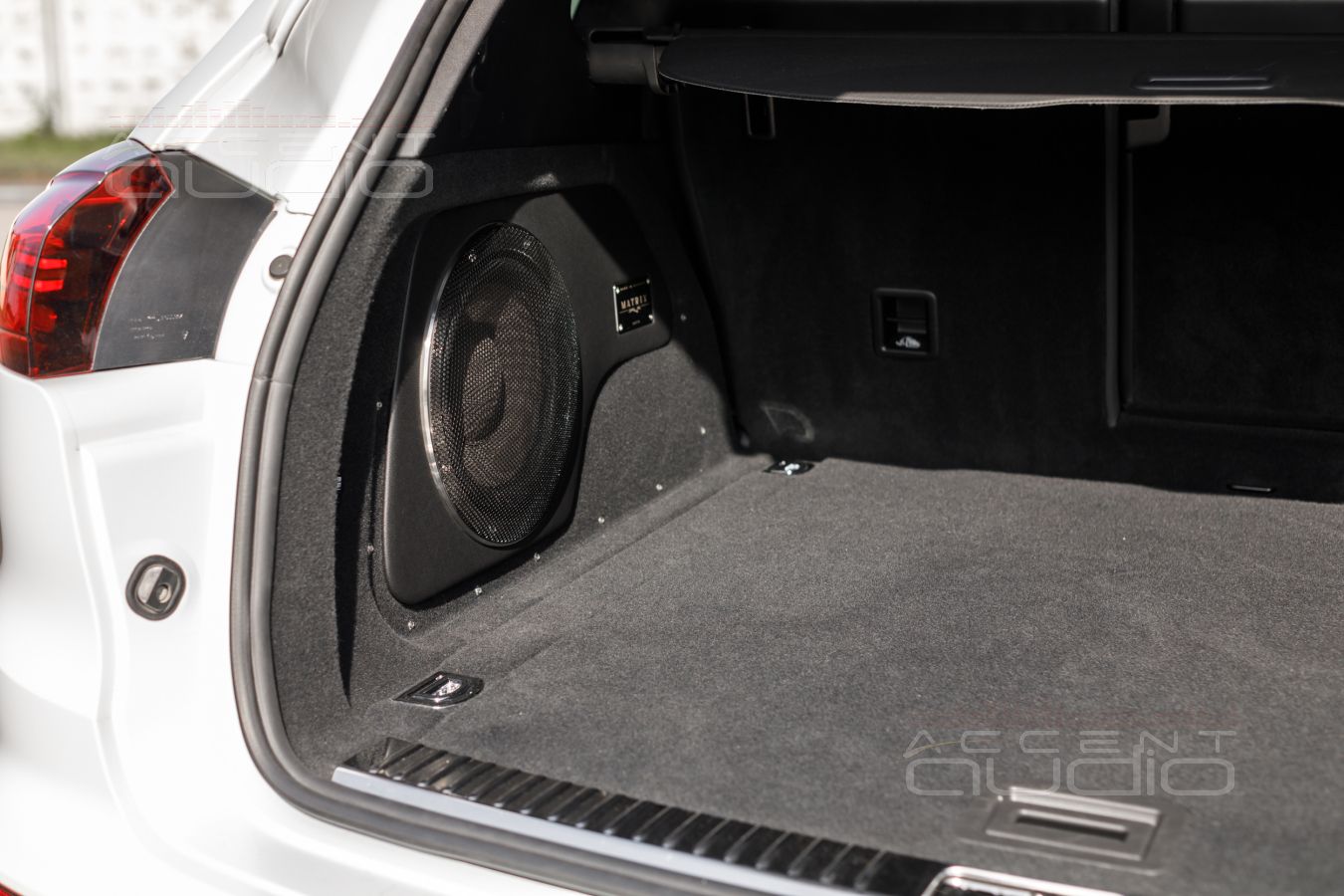 Сабвуфер-стелс для Porsche Cayenne: стильный немецкий бас