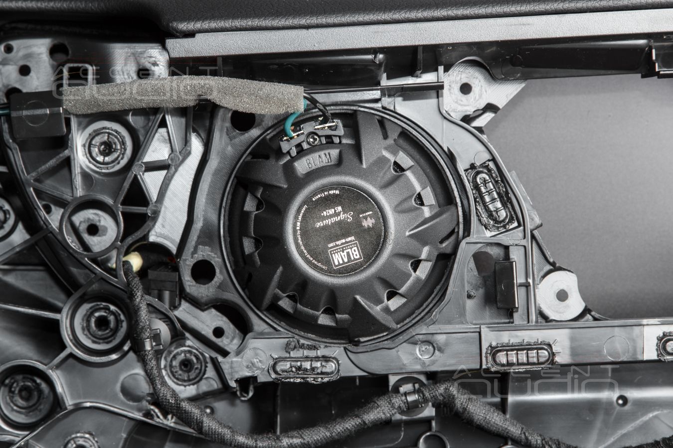 Штатная, скрытая установка среднечастотных динамиков Blam и AMP в Mercedes GLE