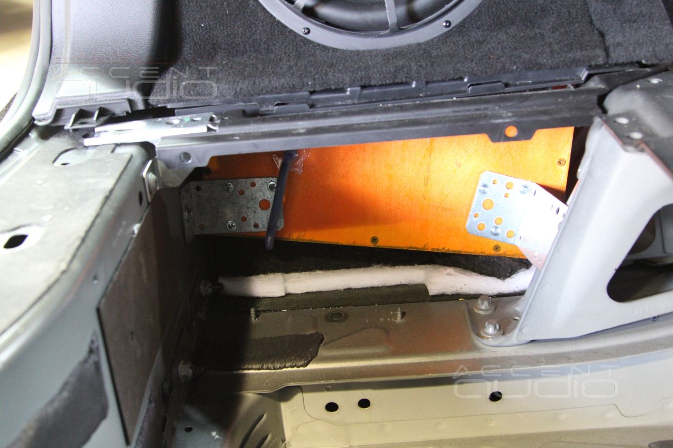 Встроенный сабвуфер в Mercedes GL 63 AMG